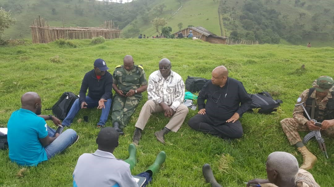 Mass - Négociation avec des officiers CNRD a Bibatama dans le territoire de Kalehe